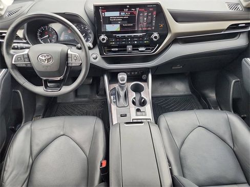 Used 2021 Toyota Highlander Limited image 21