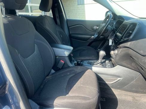 Used 2019 Jeep Cherokee Latitude w/ Cold Weather Group AWD/4WD image 11