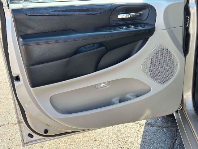 Used 2016 Dodge Grand Caravan SXT FWD image 14