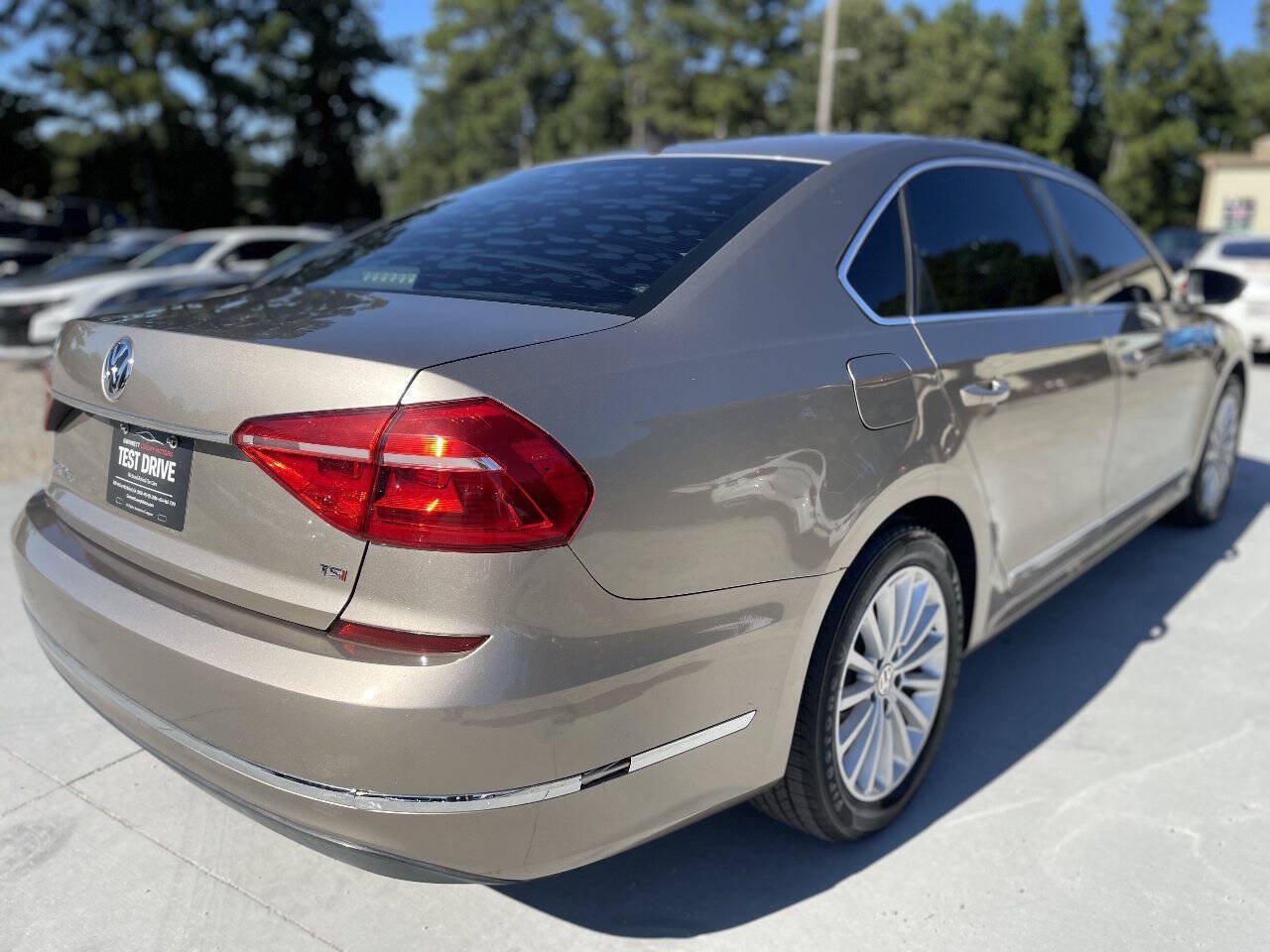 Used 2016 Volkswagen Passat 1.8T SE FWD image 8