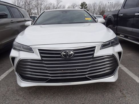 Used 2019 Toyota Avalon Limited image 2