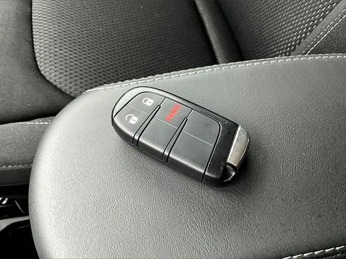 Used 2023 Jeep Renegade Latitude w/ Premium Group image 11