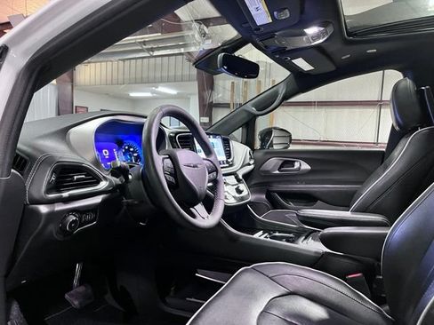 Used 2023 Chrysler Pacifica Limited w/ Uconnect Theater Family Group FWD image 9