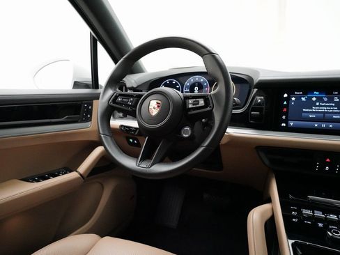 Used 2024 Porsche Cayenne image 23