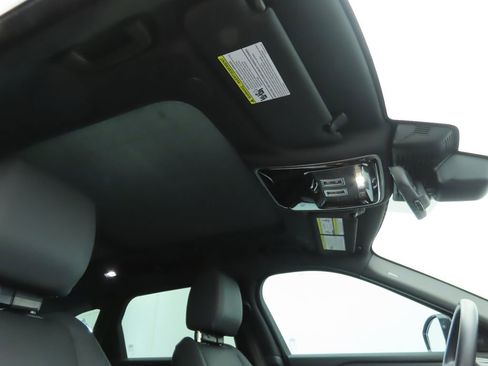 Used 2025 Land Rover Range Rover Velar Dynamic SE image 18