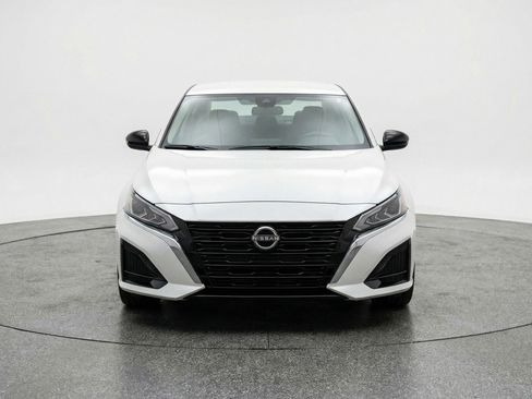 Used 2025 Nissan Altima 2.5 SV image 2