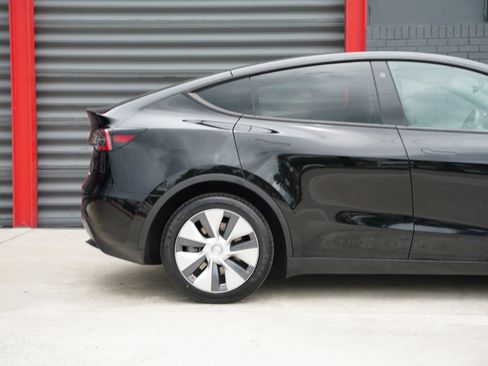 Used 2023 Tesla Model Y AWD image 4