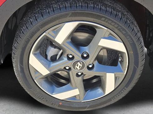 Used 2024 Hyundai Venue SEL image 8