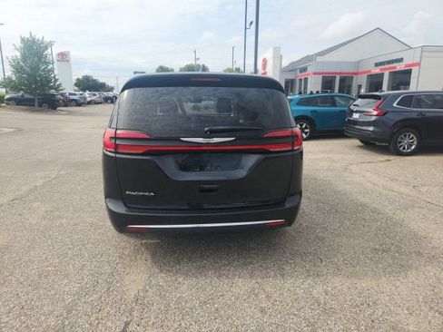 Used 2023 Chrysler Pacifica Touring-L FWD image 2