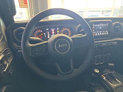 Used 2023 Jeep Gladiator Willys image 16