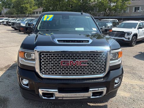 Used 2017 GMC Sierra 2500 Denali w/ Duramax Plus Package AWD/4WD image 2