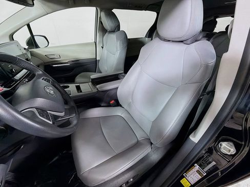 Used 2024 Toyota Sienna XLE FWD image 12