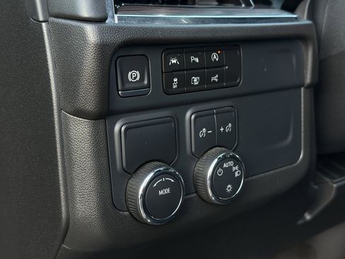 Used 2025 Chevrolet Suburban LT image 28