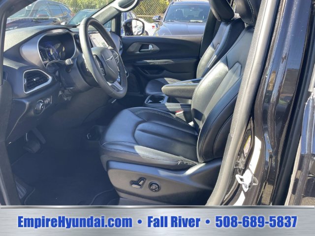Used 2025 Chrysler Pacifica Select FWD image 19