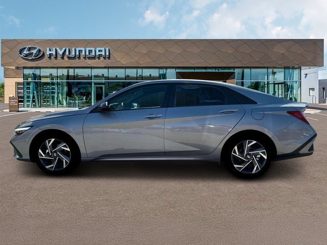 New 2025 Hyundai Elantra SEL FWD image 3