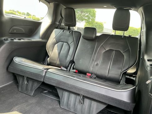 Used 2025 Chrysler Pacifica Limited FWD image 32