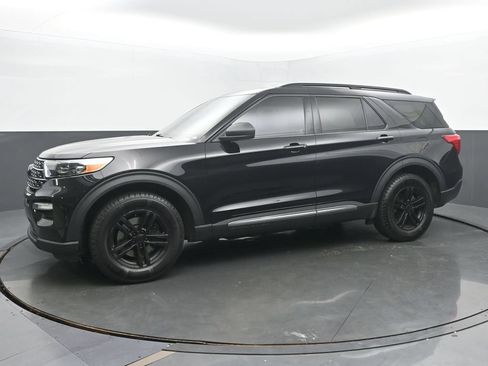Used 2021 Ford Explorer XLT w/ Equipment Group 202A AWD/4WD image 2