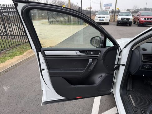 Used 2016 Volkswagen Touareg VR6 image 21