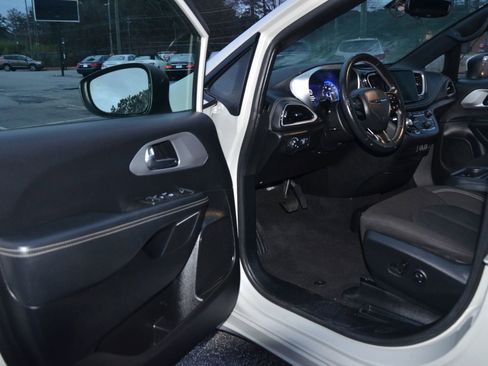 Used 2021 Chrysler Pacifica Touring w/ S Appearance Package image 28