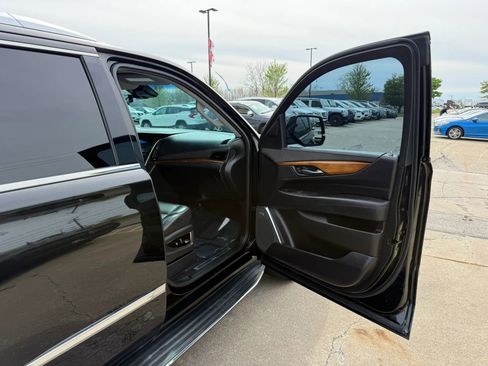 Used 2017 Cadillac Escalade Luxury AWD/4WD image 28