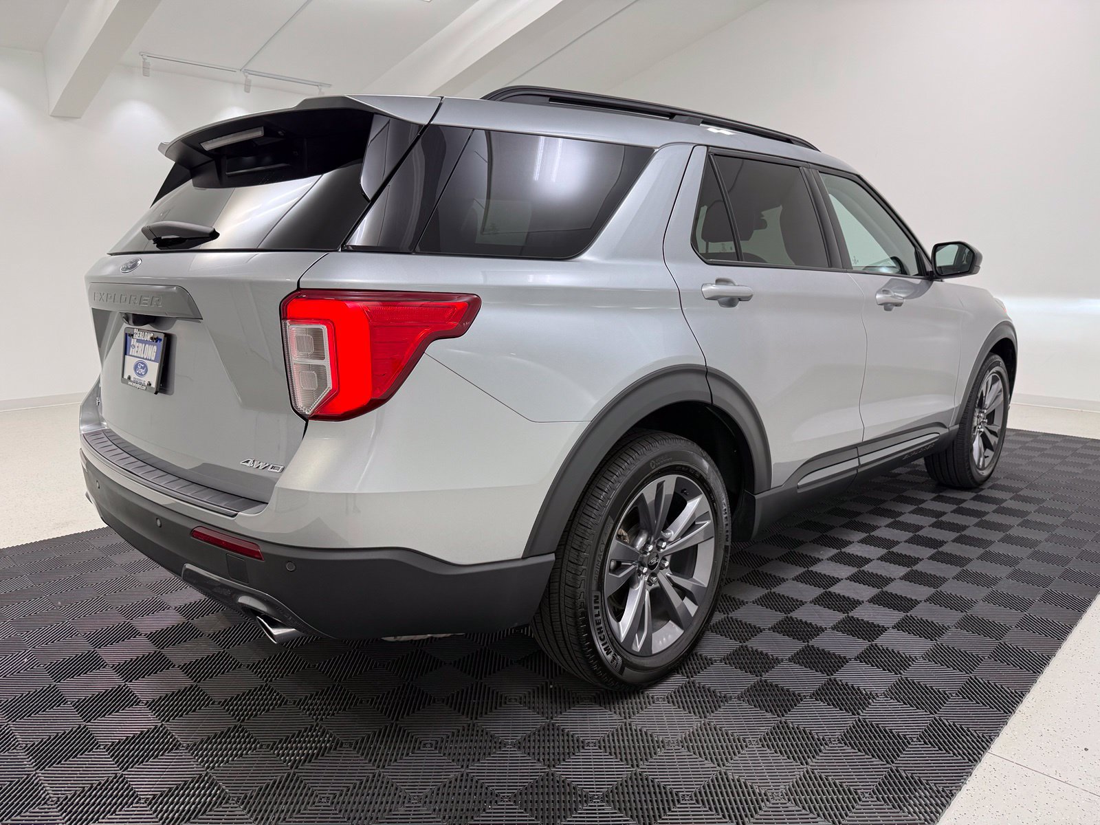 Used 2024 Ford Explorer XLT w/ Equipment Group 202A AWD/4WD image 8