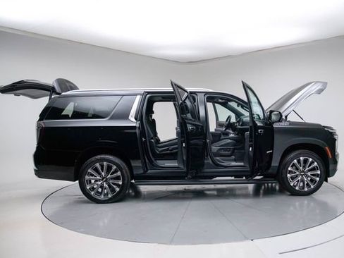 New 2026 Chevrolet Suburban High Country AWD/4WD image 15