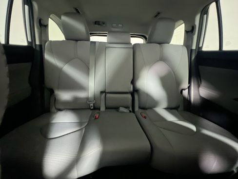 Used 2021 Toyota Highlander LE FWD image 32