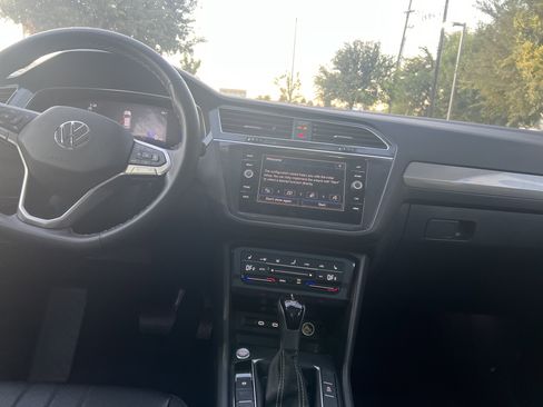 Certified 2024 Volkswagen Tiguan SE w/ Panoramic Sunroof Package image 28