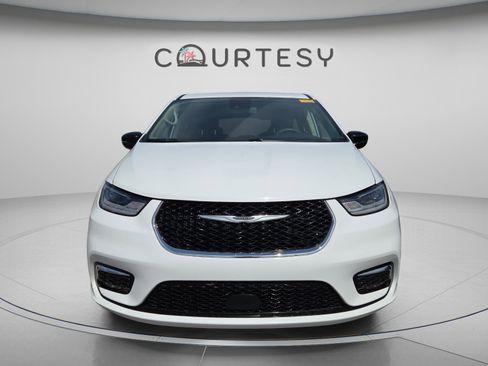 Used 2024 Chrysler Pacifica Touring-L image 4