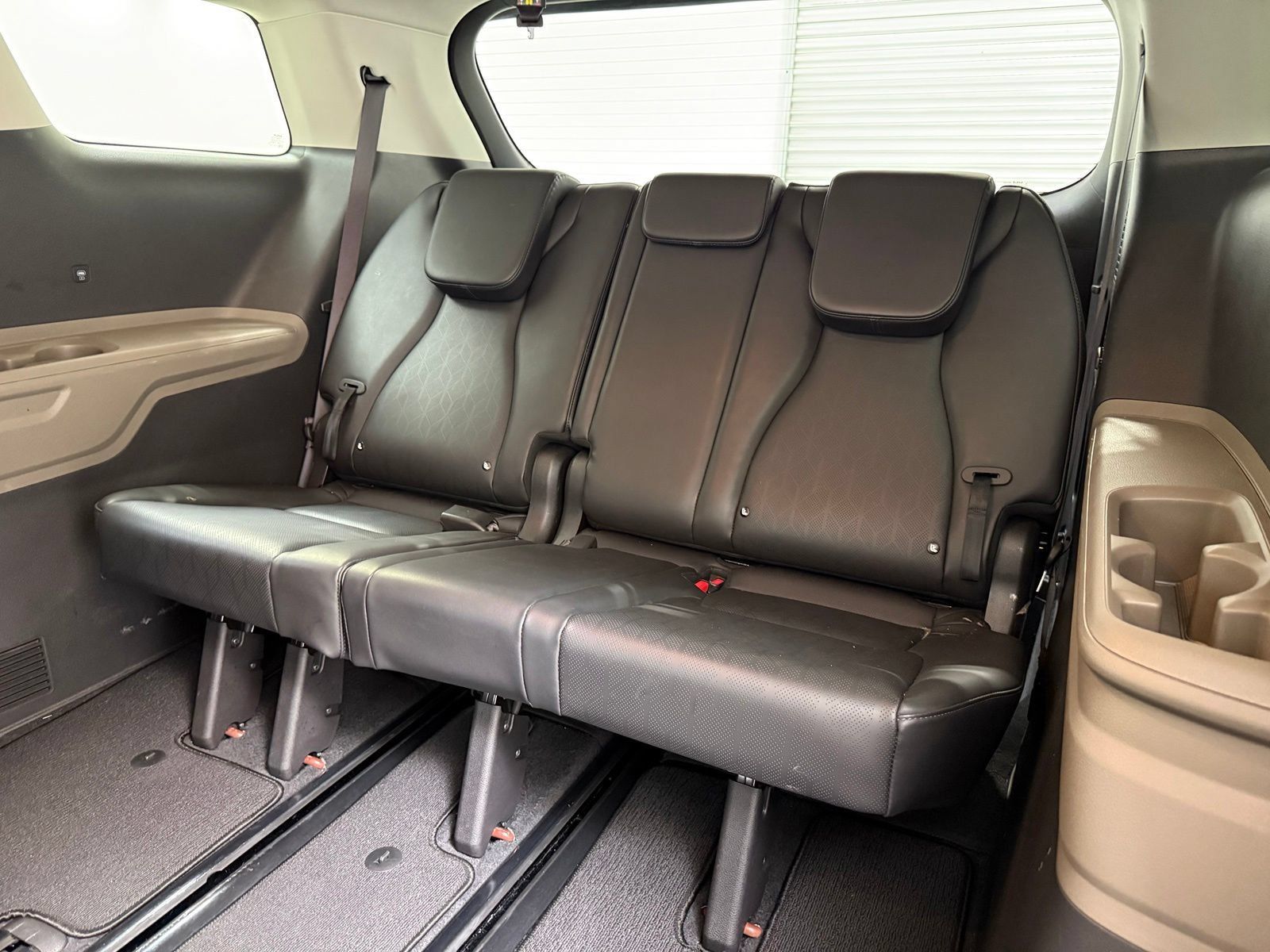 Used 2025 Kia Carnival FWD image 16