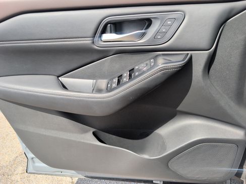 Used 2023 Nissan Rogue SL w/ SL Premium Package FWD image 16