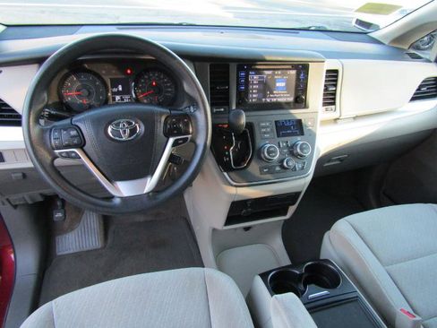 Used 2017 Toyota Sienna LE image 34