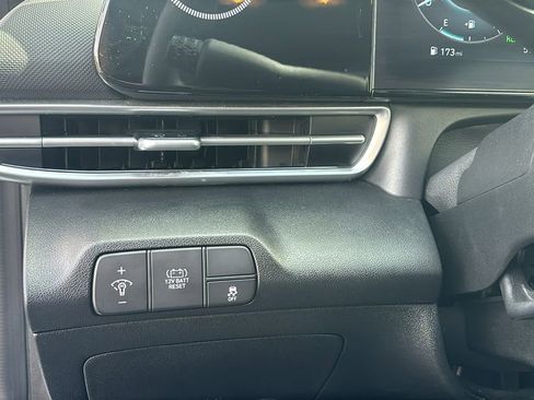 Used 2025 Hyundai Elantra Limited image 15