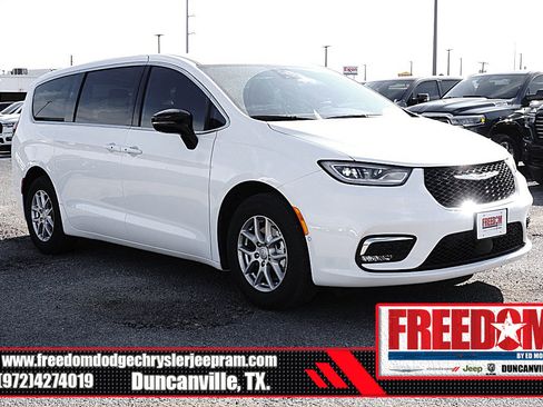 New 2026 Chrysler Pacifica Select image 7