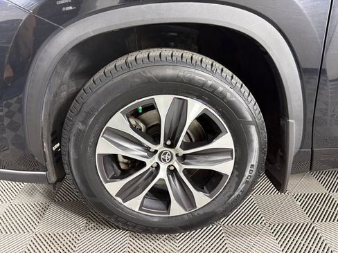 Used 2021 Toyota Highlander XLE AWD/4WD image 11