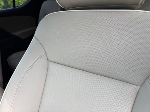 Used 2023 Chevrolet Traverse Premier FWD image 6