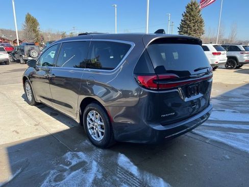 Certified 2023 Chrysler Pacifica Touring-L image 4