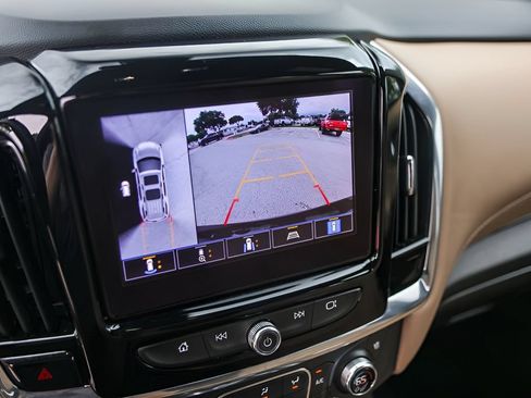 Used 2022 Chevrolet Traverse Premier FWD image 17