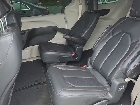 Used 2019 Chrysler Pacifica Touring-L FWD image 6
