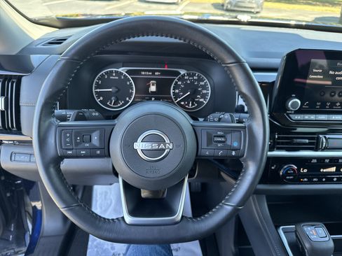 Used 2025 Nissan Pathfinder SV image 16