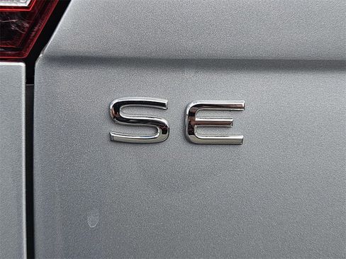 Used 2022 Volkswagen Tiguan SE image 8