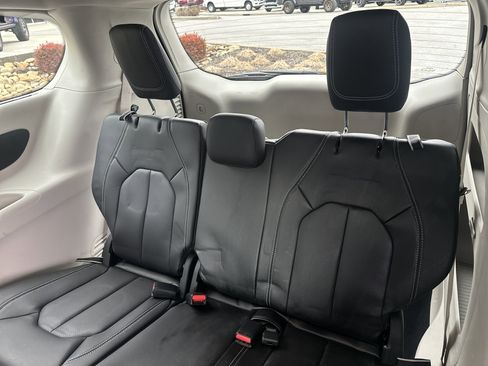 Used 2022 Chrysler Pacifica Touring-L image 18