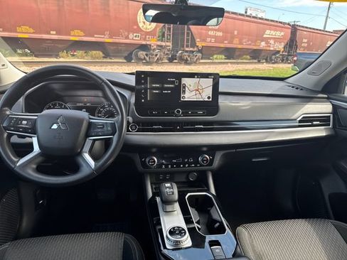 Used 2025 Mitsubishi Outlander ES AWD/4WD image 13