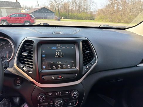 Used 2016 Jeep Cherokee Latitude w/ Comfort/Convenience Group image 8