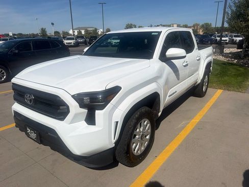 Used 2025 Toyota Tacoma SR5 AWD/4WD image 8