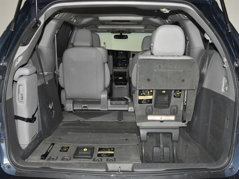 Used 2015 Toyota Sienna XLE Premium FWD image 29