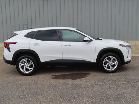 Used 2024 Chevrolet Trax LS w/ LS Convenience Package FWD image 2