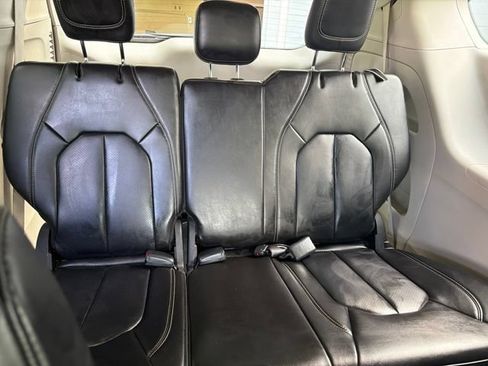 Certified 2023 Chrysler Pacifica Touring-L FWD image 9
