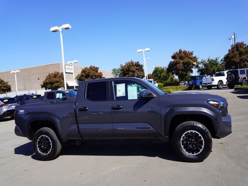 Used 2025 Toyota Tacoma TRD Off-Road AWD/4WD image 4