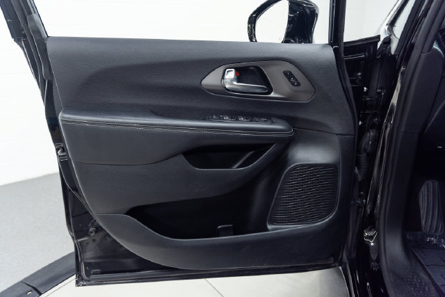 Used 2025 Chrysler Pacifica Select FWD image 11